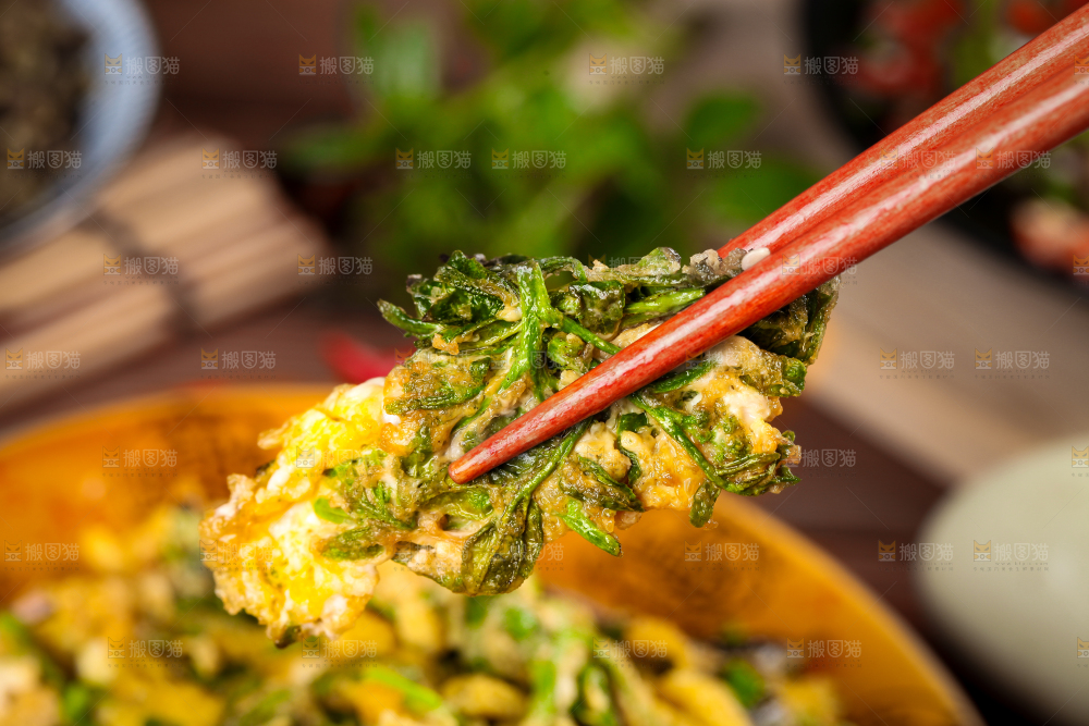 筷子夹着花椒芽炒鸡蛋