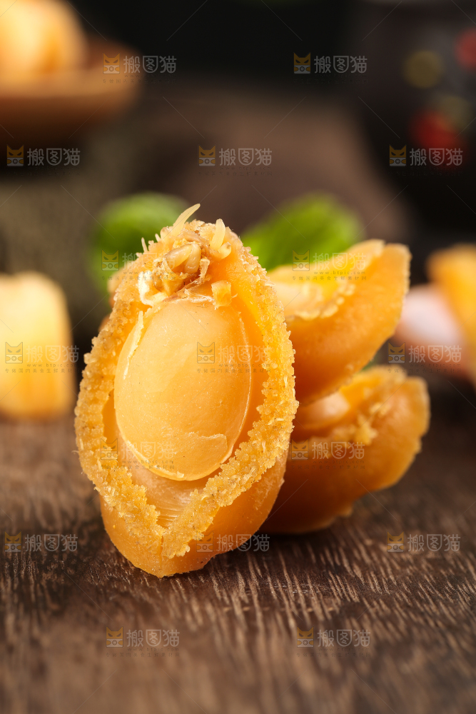 木底上的干鲍鱼