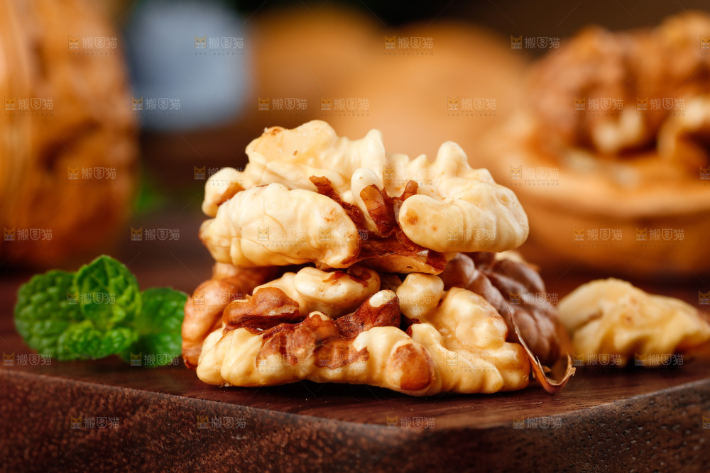 木底上的碳烤核桃仁