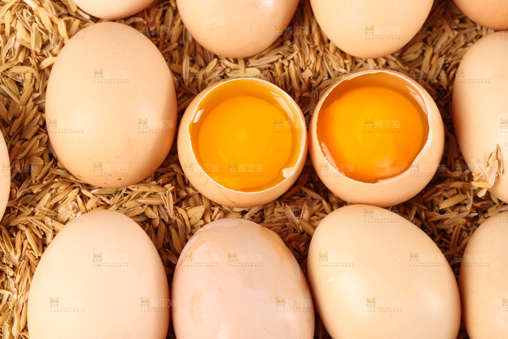 谷壳上放着土鸡蛋
