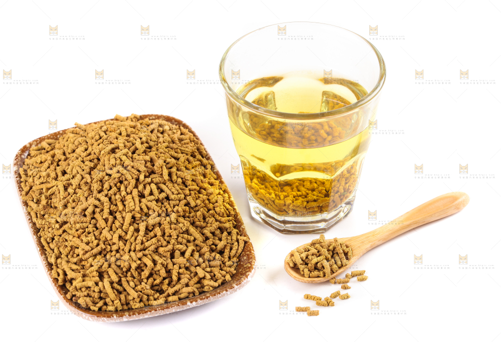 白底上放着一杯苦荞茶