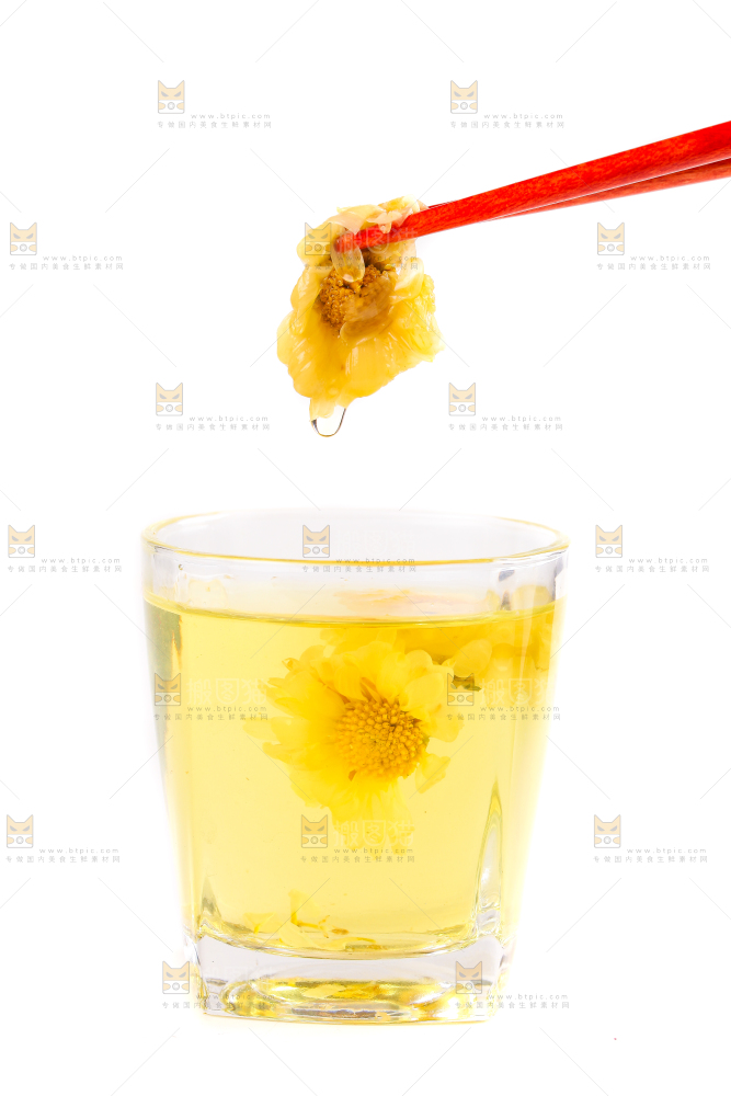 白底上放着一杯菊花茶