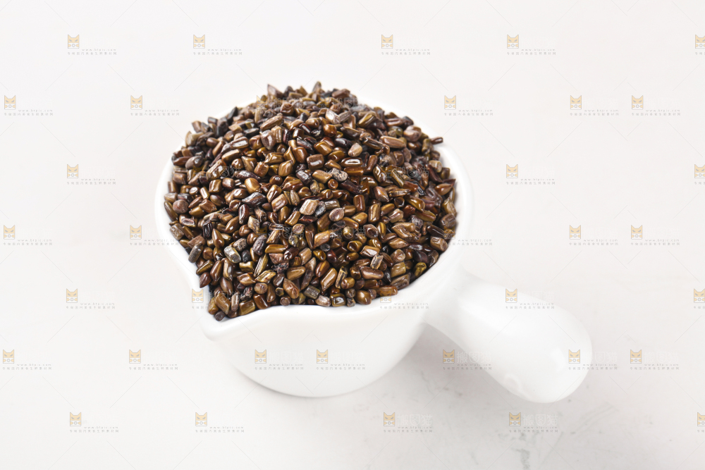 一杯决明子放在白底上