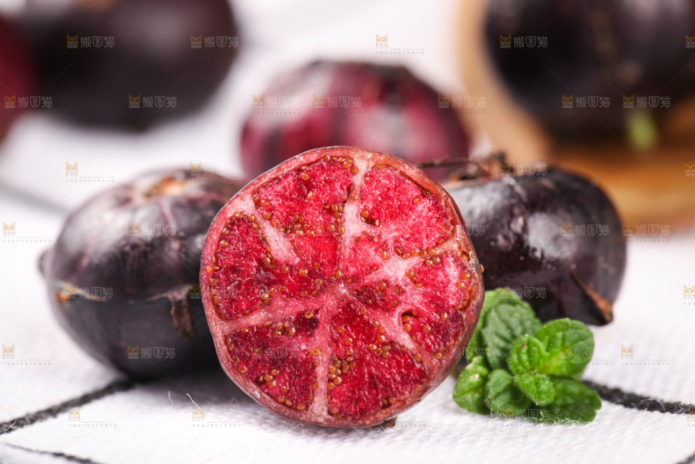 格子布上切开的金花红果参