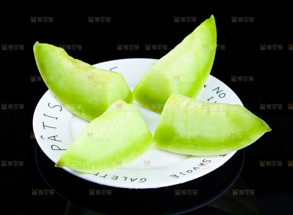 黑底上放着一盘切开的山东玉菇甜瓜