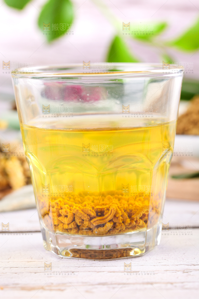 浅底上放着一杯苦荞茶