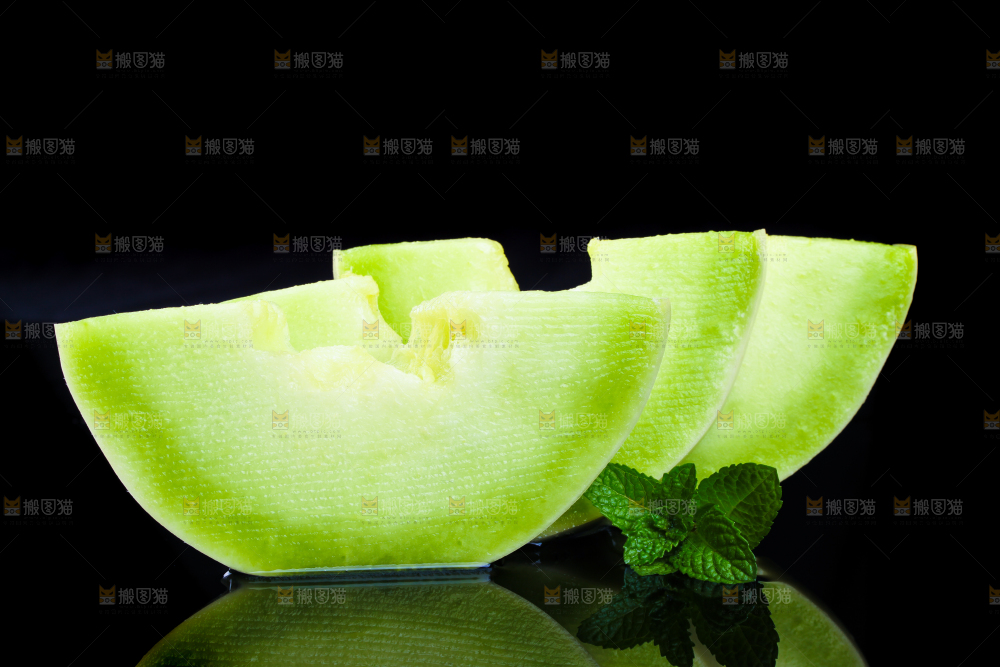 切开的玉菇甜瓜放在黑底上