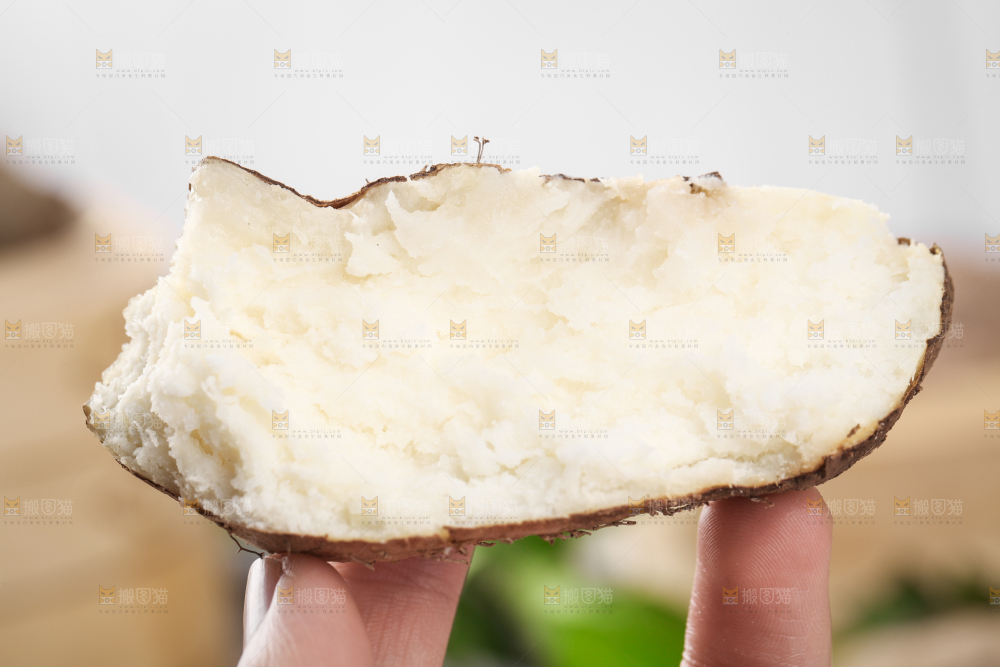 手拿掰开的熟毛薯