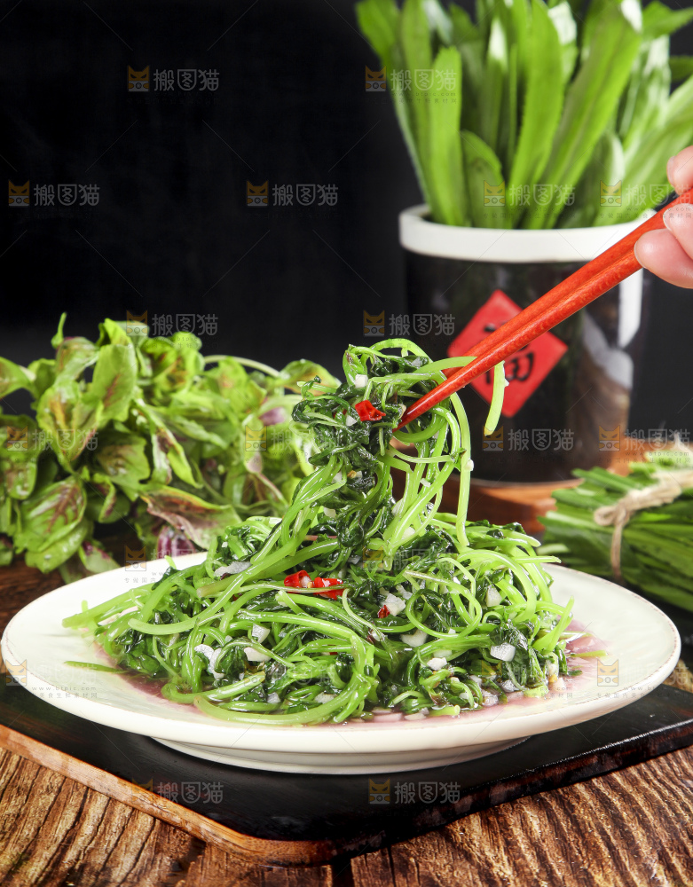 筷子夹着苋菜