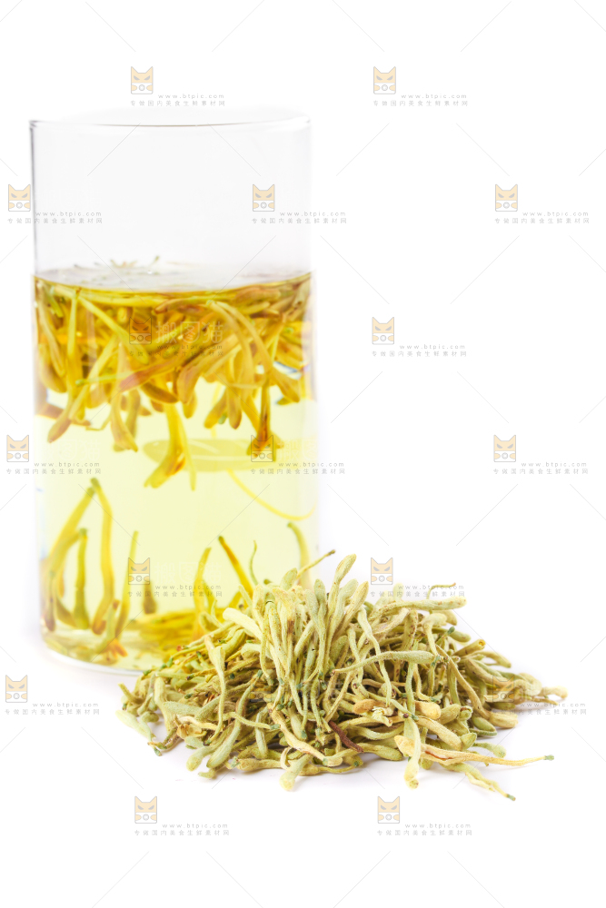 白底上放着一杯金银花茶
