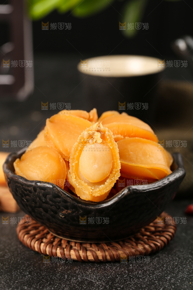 石板上放着一碗鲍鱼干