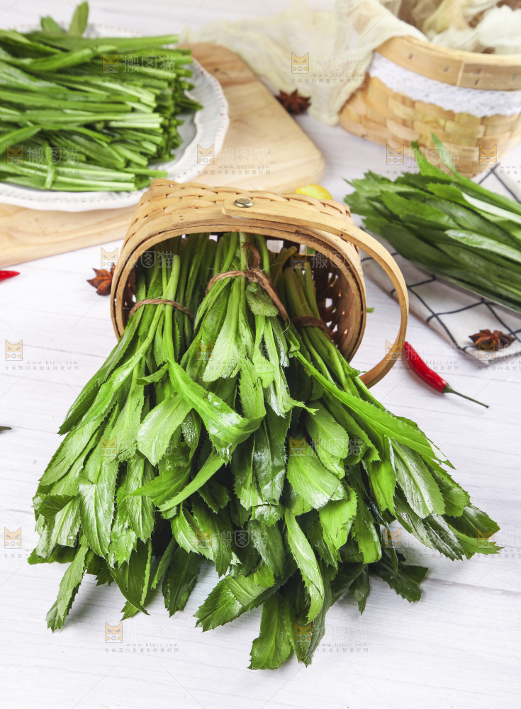 一筐刺香菜放在木底上