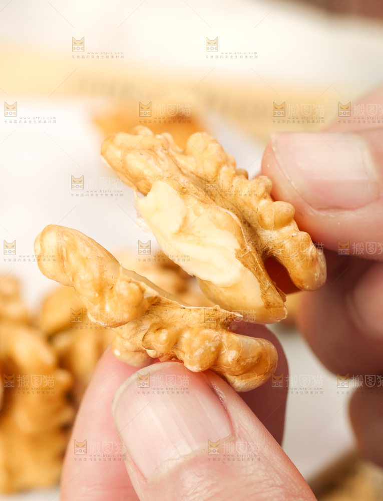 手拿核桃仁