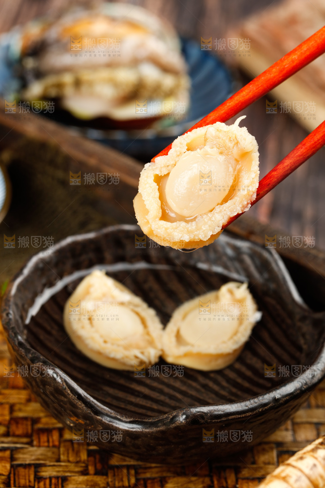 筷子夹着干鲍鱼