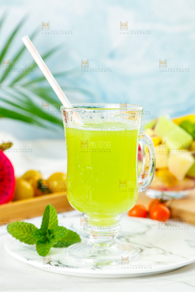 浅底上放着一杯玉菇甜瓜果汁