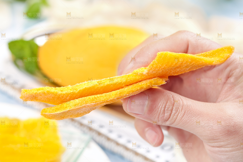 手拿芒果干