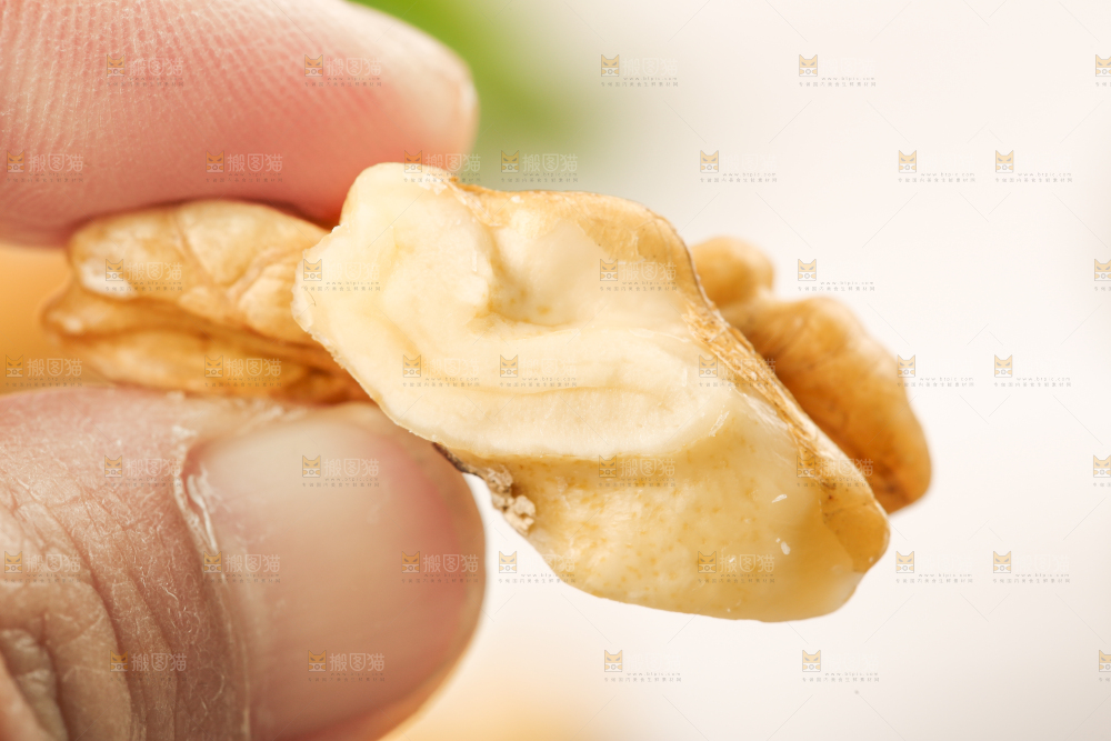 手拿核桃仁