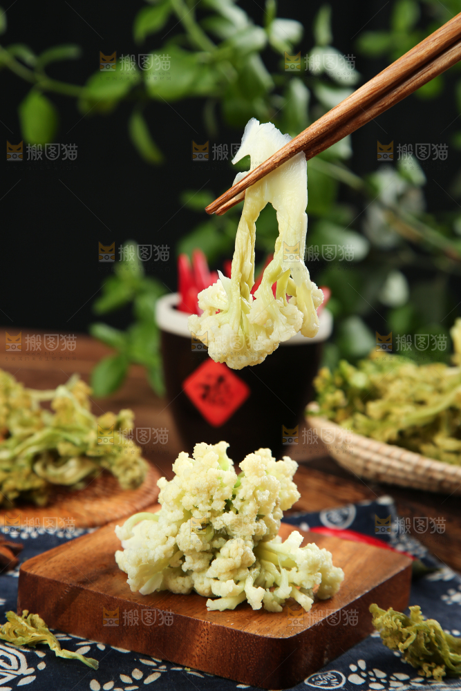 筷子夹着花菜