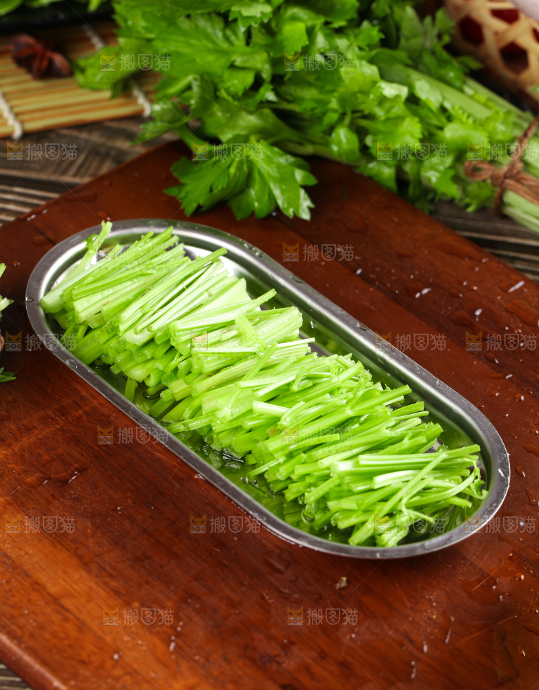 一盘新鲜芹菜放在木底上