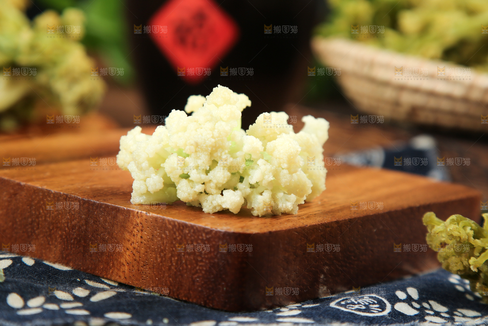 木底上的花菜