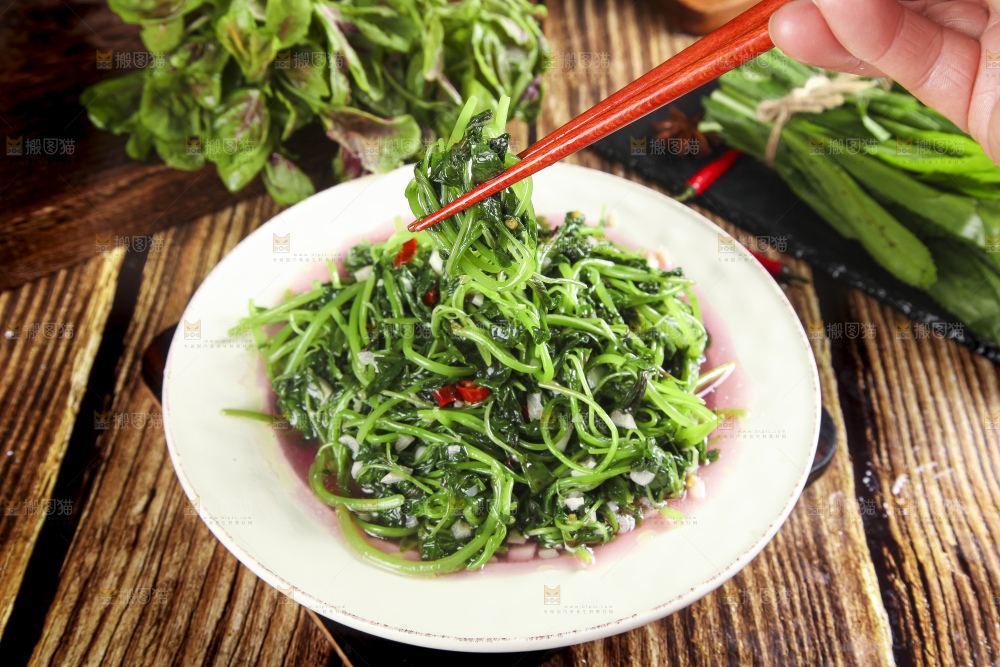 筷子夹着苋菜