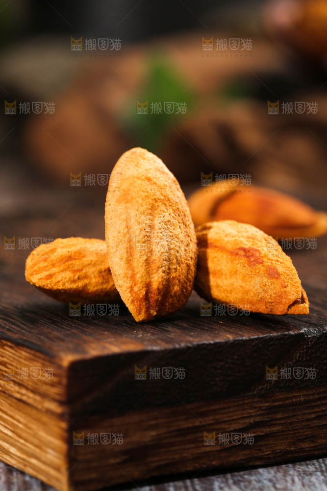 木底上的巴旦木