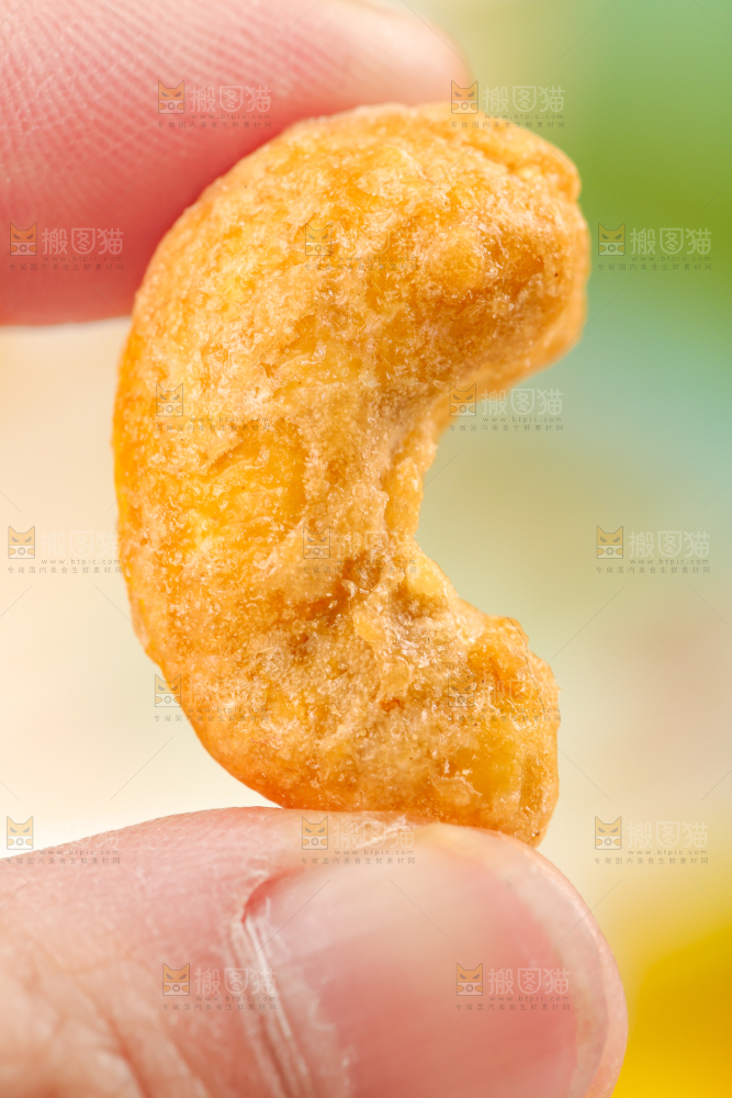 手拿腰果