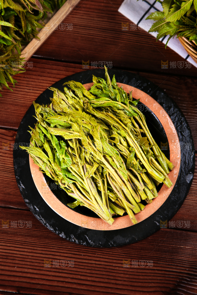 木底上放着一盘香椿芽