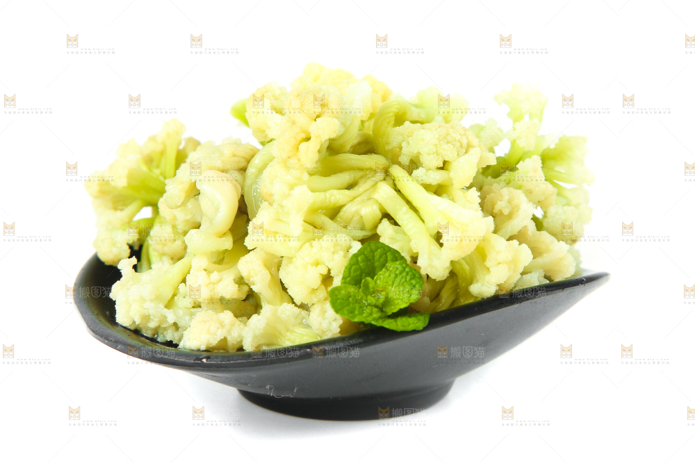 一碗花菜放在白底上