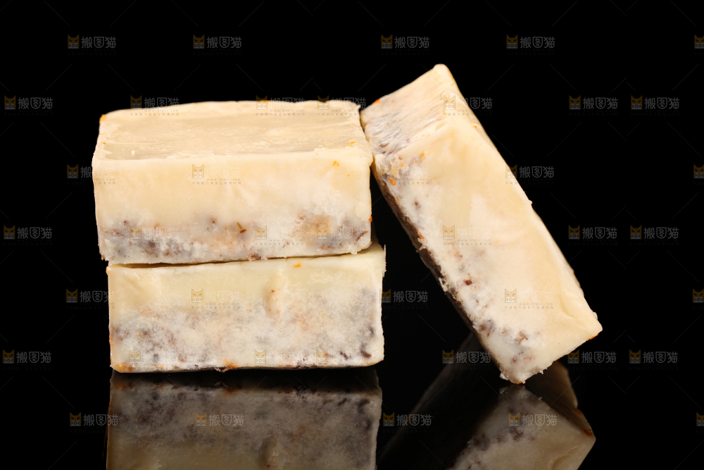 黑底上的清汤火锅料