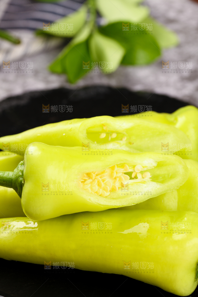 切开的黄辣椒放在石板上