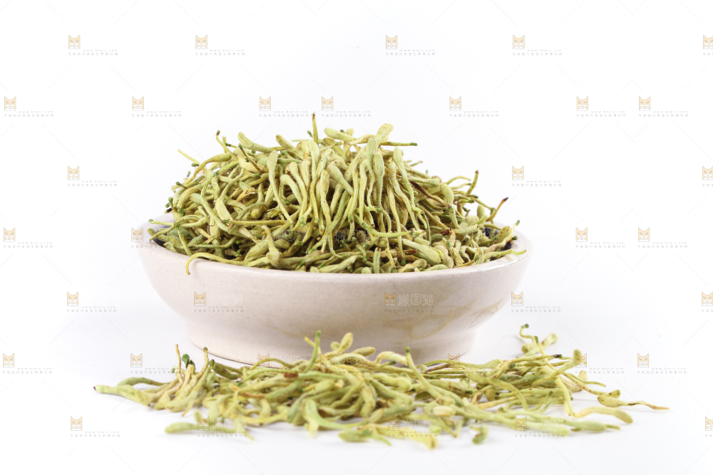 一碗干金银花放在白底上