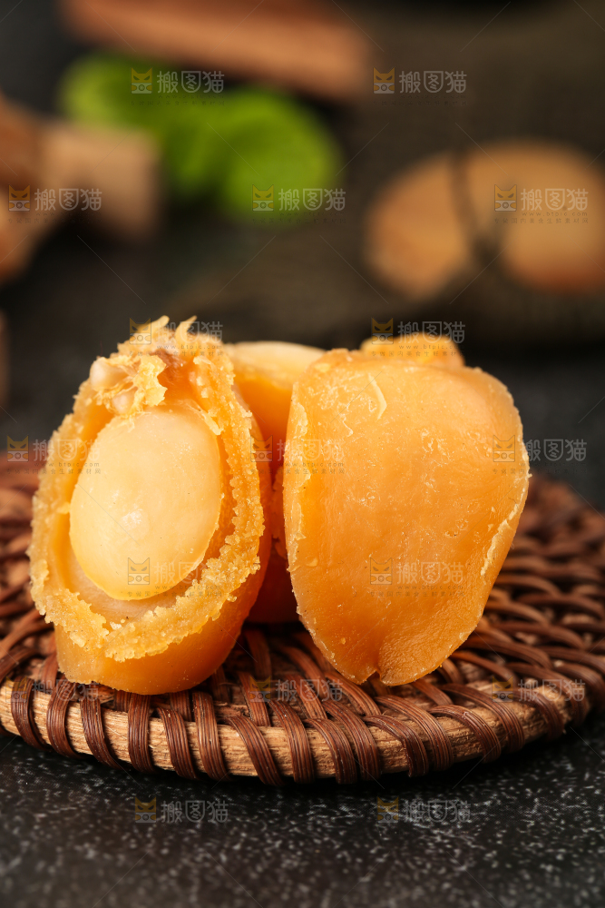 深底上的淡晒鲍鱼干