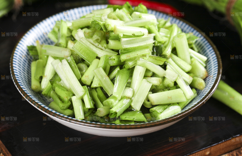 深底上放着一盘切开的刺香菜