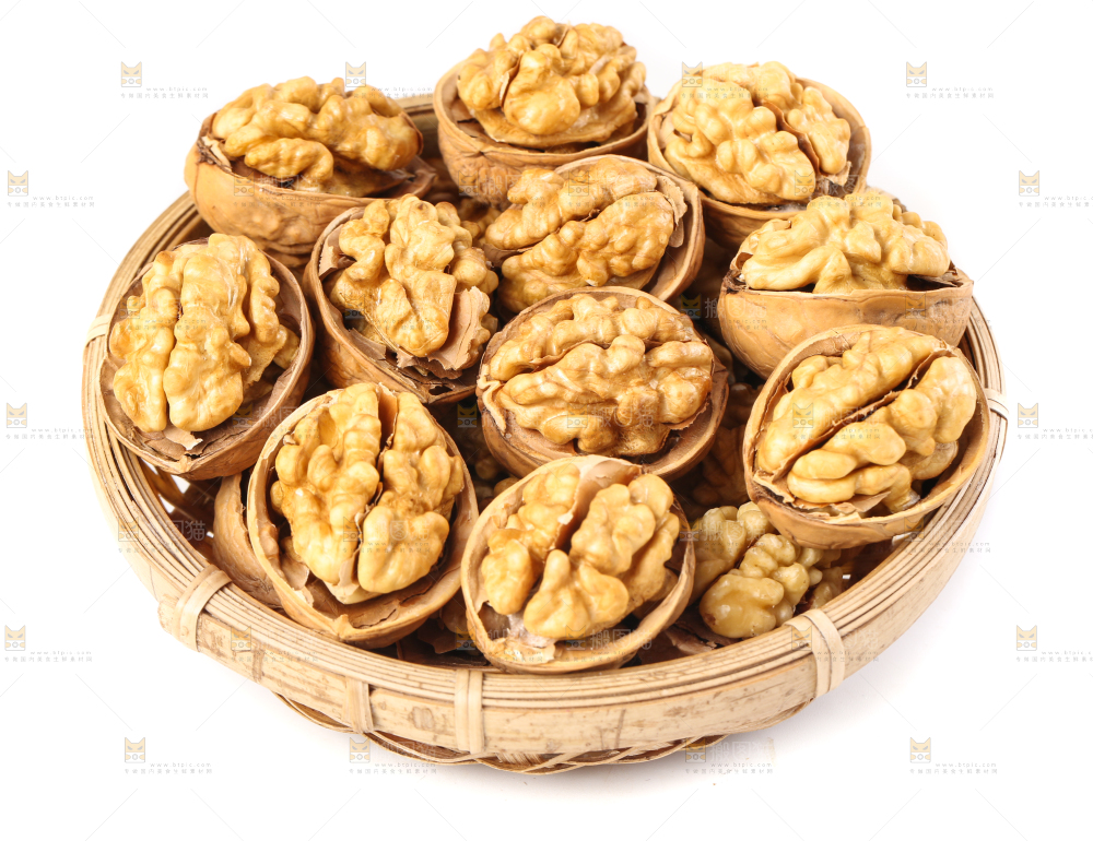 一盘剥开的云南核桃放在白底上