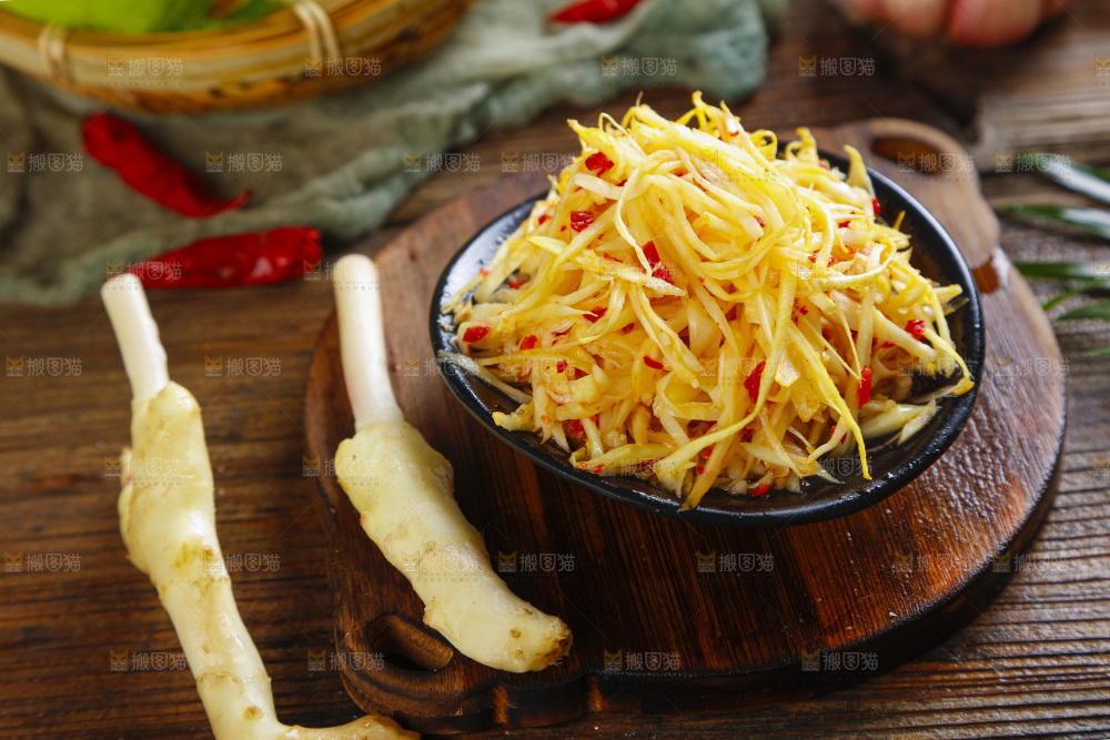 盘里装着凉拌生姜