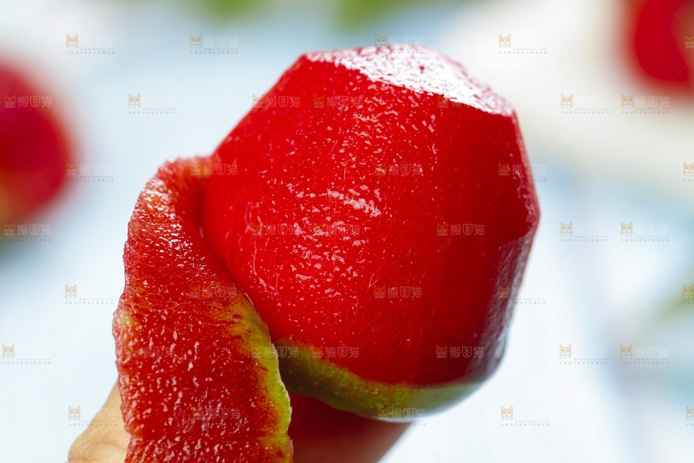 石板上的新鲜三华李