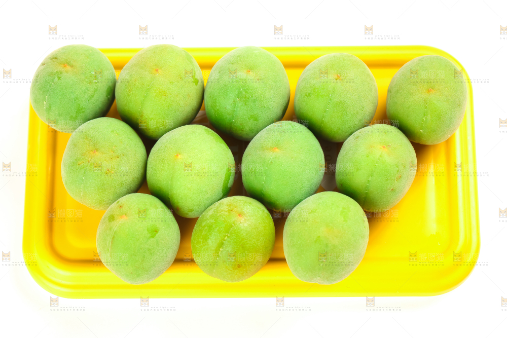 白底上摆放着一堆青梅果