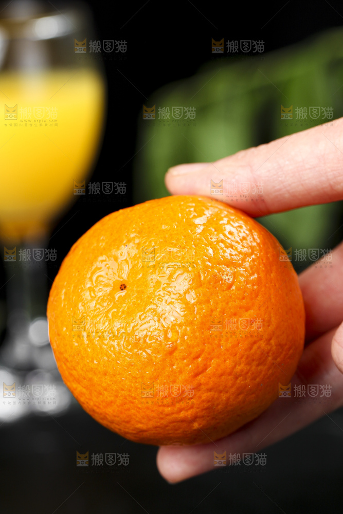 手里拿着椪柑橘