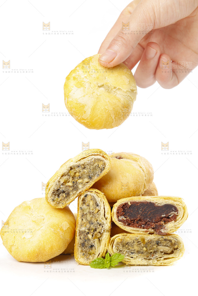 白底上摆放着一堆苏式月饼