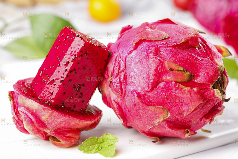 亮底上放着海南金都一号火龙果