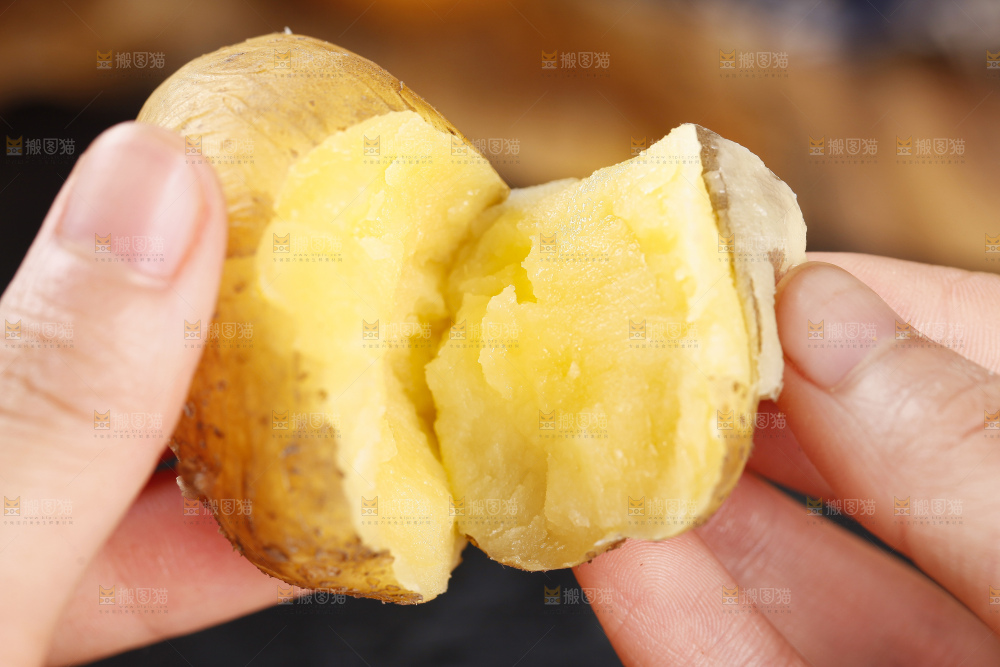 手里拿着迷你小土豆