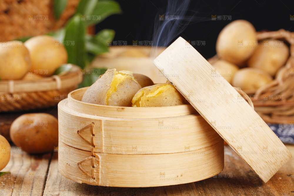 蒸笼里放着湖北高山小土豆