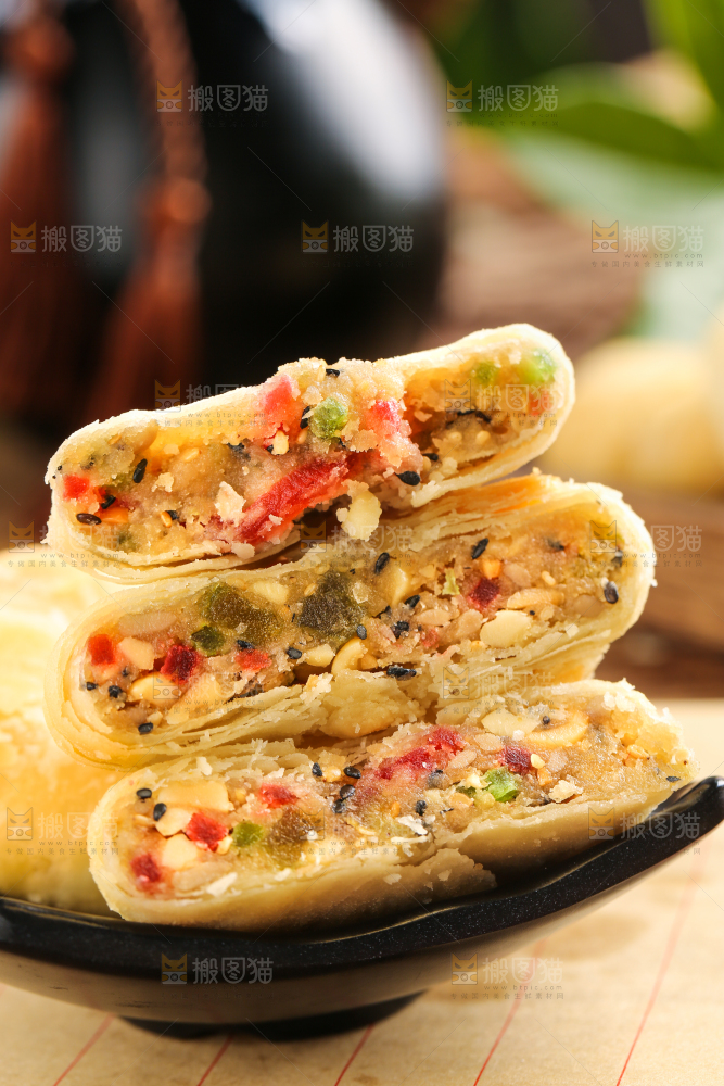 木板上的酥皮月饼