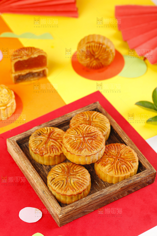 盘子里放着传统月饼
