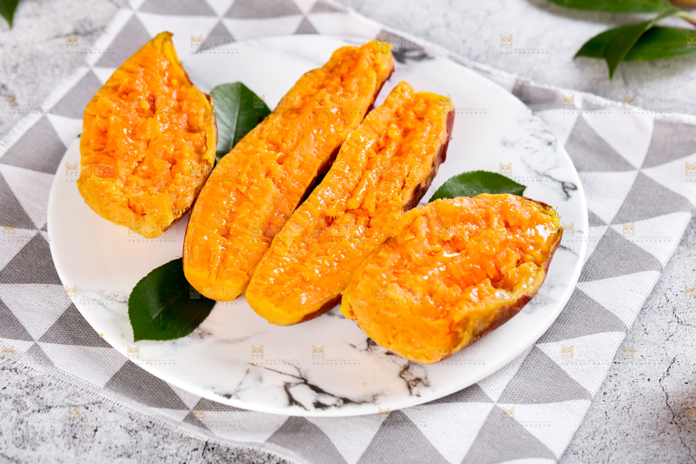 盘子里装着福建六鳌蜜薯