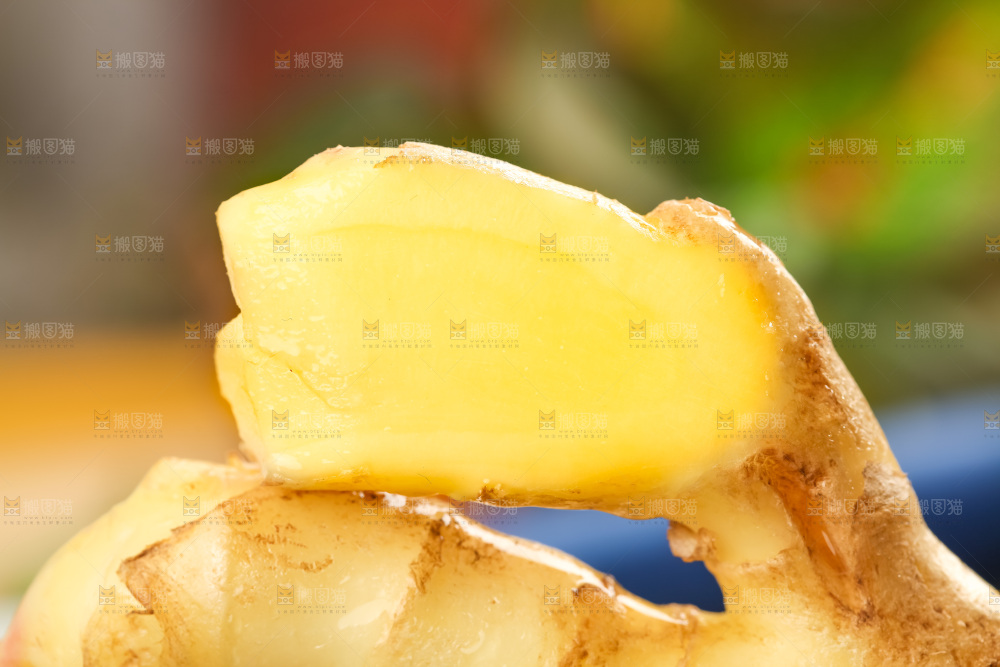 木板上放着红芽姜