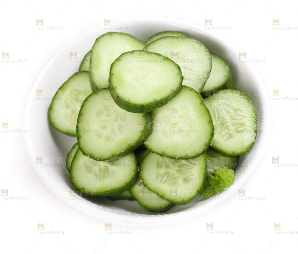 盘里装着新鲜黄瓜