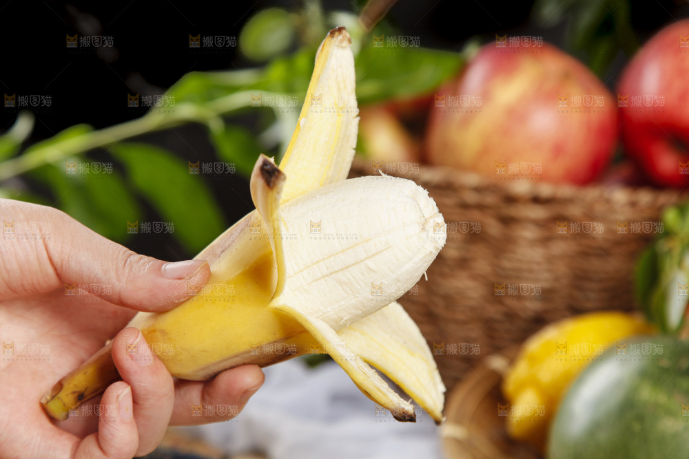 手里拿着苹果香蕉