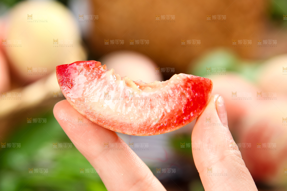 手里拿着毛桃